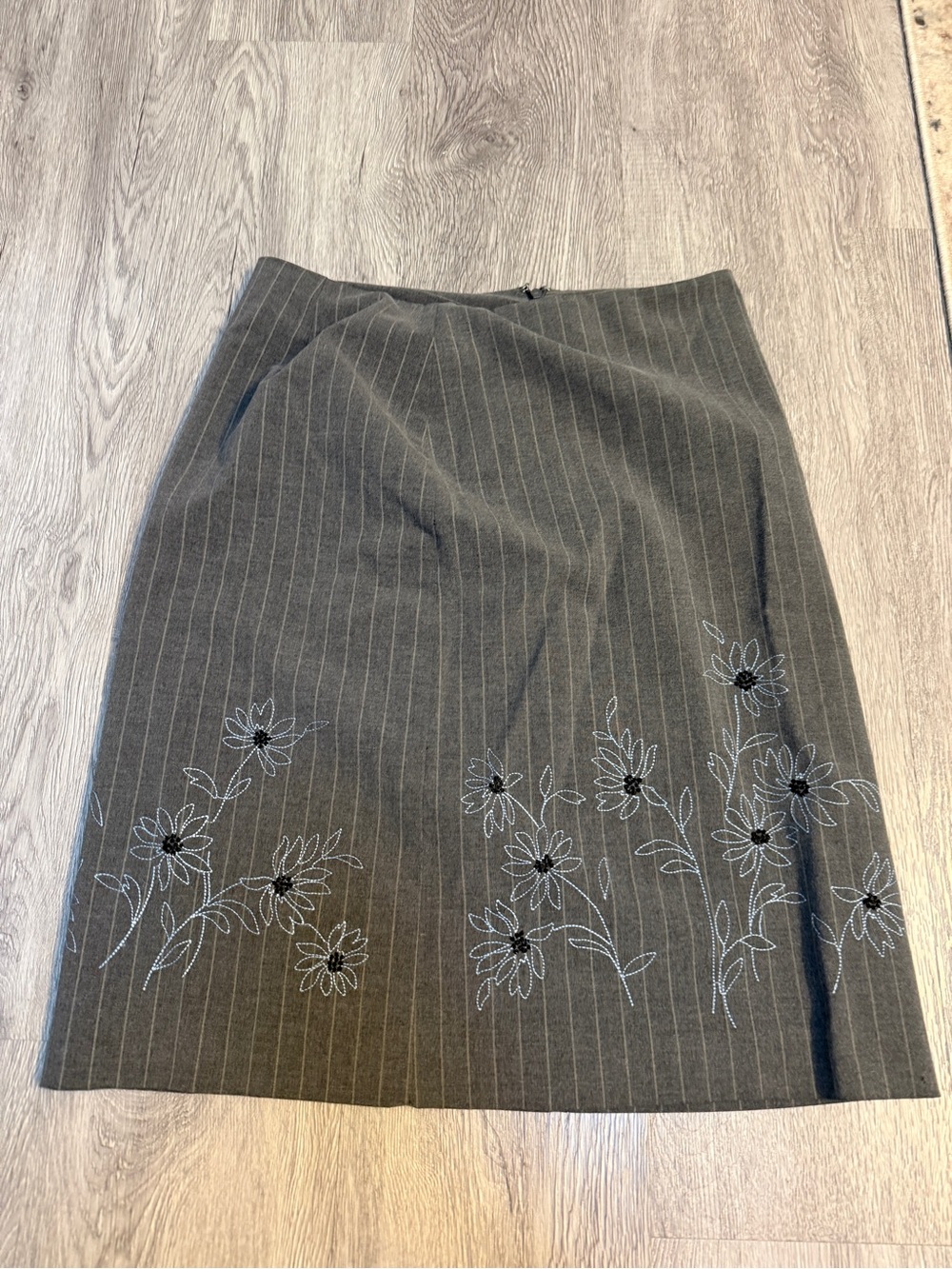 ANN TAYLOR Gray Pinstripe Pencil Skirt Lined with Blue Floral Detail Sz 8